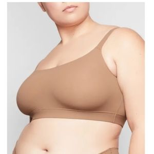 SKIMS Nude (Clay) Scoop Neck Bralette - XS